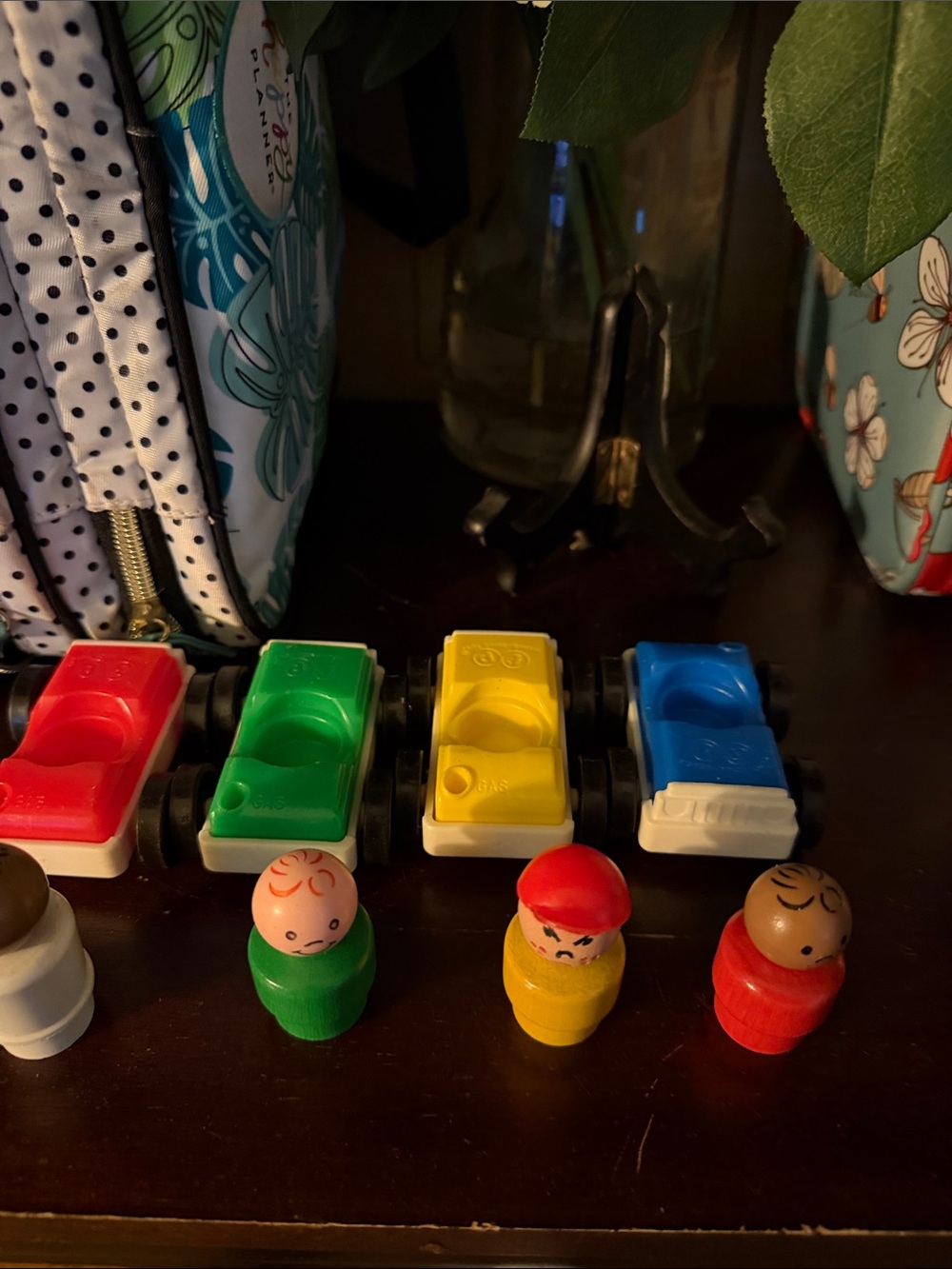 Classic Wooden Peg People & Push Cars Toy Set - Red, Green, Yellow, Blue